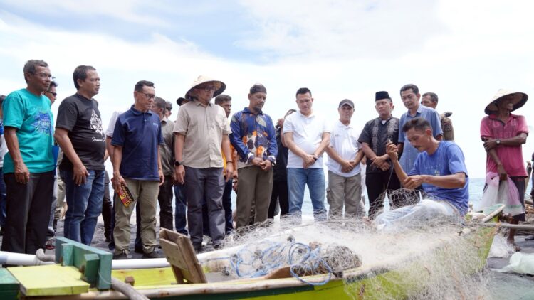 Kenduri laot digelar di Desa Wisata Anoi Itam, Kecamatan Sukajaya, Kota Sabang, Minggu (3/3/2024). Masyarakat sekitar dan turis asing ramai mendatangi lokasi untuk menikmati sajian kuah beulangong.