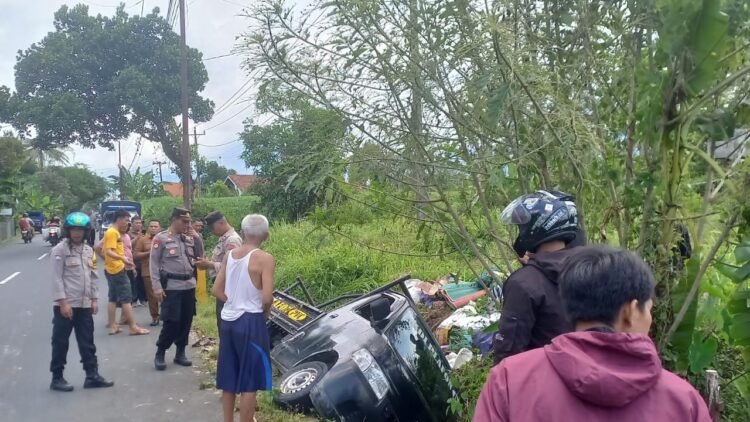 Kecelakaan lalu lintas tunggal menimpa mobil bak terbuka yang mengangkut rombongan pengajian di Desa Kasih, Kecamatan Kertanegara, Kabupaten Purbalingga, Senin (4/3/2024)