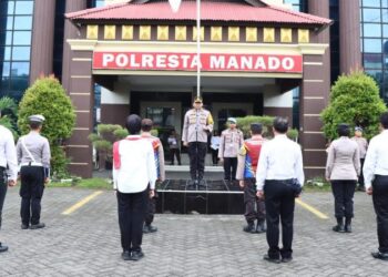 Kapolresta Manado, Kombes Pol Julianto Sirait, memberikan penghargaan kepada satuan kerja (Satker) dan personel Polresta Manado yang telah menunjukkan prestasi luar biasa dalam melaksanakan tugasnya. Upacara penghargaan ini diselenggarakan di halaman Mapolresta Manado, Senin (4/3/2024).