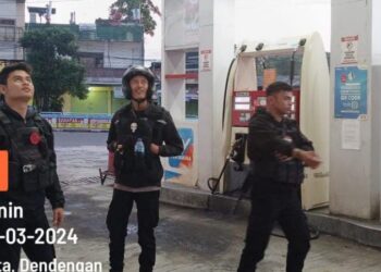 Rayon Gabungan Satuan Samapta melakukan pemantauan langsung di Stasiun Pengisian Bahan Bakar Umum (SPBU) Paal Dua. Kegiatan ini merupakan bagian dari komitmen pihak kepolisian dalam menjaga ketersediaan dan distribusi solar sesuai dengan peraturan yang berlaku, Senin (4/3/2024).