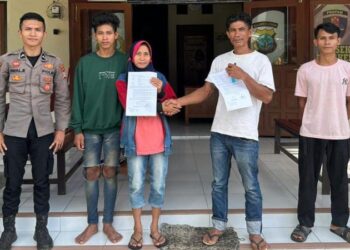 Personel Polsek Bunaken, yang diwakili oleh Bripda Muhamad Syawal Rajak dan Piket Reskrim Bripka Sulitno Jali, berhasil memediasi dan menyelesaikan konflik keluarga melalui pendekatan Problem Solving.