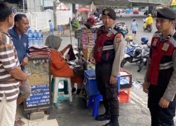 Satuan Samapta Polresta Manado kembali menjalankan tugas patroli untuk menjaga keamanan dan ketertiban masyarakat. Dalam giat rutin mereka, patroli rayon terfokus pada melakukan patroli dialogis di seputaran area keramaian di sekitar Jumbo, Senin (4/3/2024).
