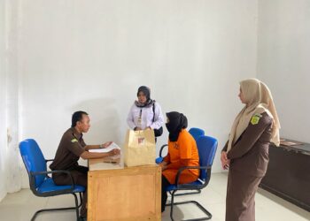 Penyidik Satreskrim Polres Nagan Raya Senin 04 Maret 2024 melalui Unit PIDUM Sat Reskrim Polres Nagan Raya melakukan penyerahan 1 (satu) orang tersangka dan barang bukti (Tahap-2), kepada Kejaksaan Negeri Nagan Raya dalam Perkara tindak Pidana Pembunuhan.