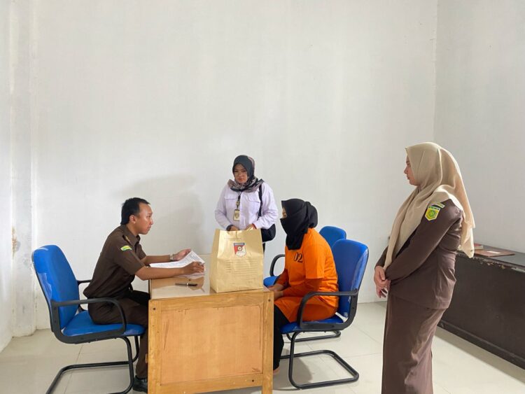 Penyidik Satreskrim Polres Nagan Raya Senin 04 Maret 2024 melalui Unit PIDUM Sat Reskrim Polres Nagan Raya melakukan penyerahan 1 (satu) orang tersangka dan barang bukti (Tahap-2), kepada Kejaksaan Negeri Nagan Raya dalam Perkara tindak Pidana Pembunuhan.