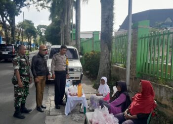 Bhabinkamtibmas Kelurahan Toba, Aipda Eko Silalahi bersama Babinsa dan Staff Kelurahan Toba laksanakan monitoring situasi kegiatan pedagang musiman didekat Wakaf Pekuburan Islam Jalan Panen, Kelurahan Karo, Kecamatan Siantar Selatan, Kota Pematangsiantar, pada hari Selasa 05 Maret 2024.