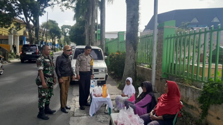 Bhabinkamtibmas Kelurahan Toba, Aipda Eko Silalahi bersama Babinsa dan Staff Kelurahan Toba laksanakan monitoring situasi kegiatan pedagang musiman didekat Wakaf Pekuburan Islam Jalan Panen, Kelurahan Karo, Kecamatan Siantar Selatan, Kota Pematangsiantar, pada hari Selasa 05 Maret 2024.