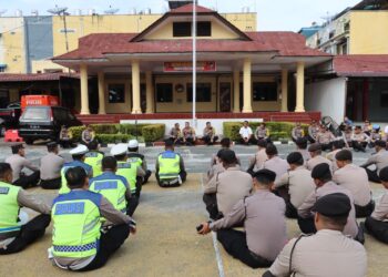 Kapolres Pematang Siantar AKBP Yogen Heroes Baruno,S.H,S.I.K duduk sama rata dengan seluruh pejabat utama dan personel saat pelaksanaan apel jam pimpinan di lapangan Polres Pematangsiantar, Selasa (05 Maret 2024).