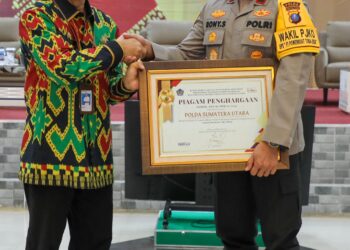 TERIMA PENGHARGAAN: Wakapolda Sumut, Brigjen Pol. Rony Samtana, S.I.K., M.T.C.P menerima penghargaan nilai Indikator Kinerja Pelaksana Anggaran (IKPA) tertinggi yang diserahkan Kakanwil DJPB Provinsi Sumut Syaiful, SE
di Aula Rekreasi Gedung Keuangan Negara, Jalan Pangeran Diponegoro Kota Medan, Senin (4/3/2024).(Foto Dok/ Polda Sumut)