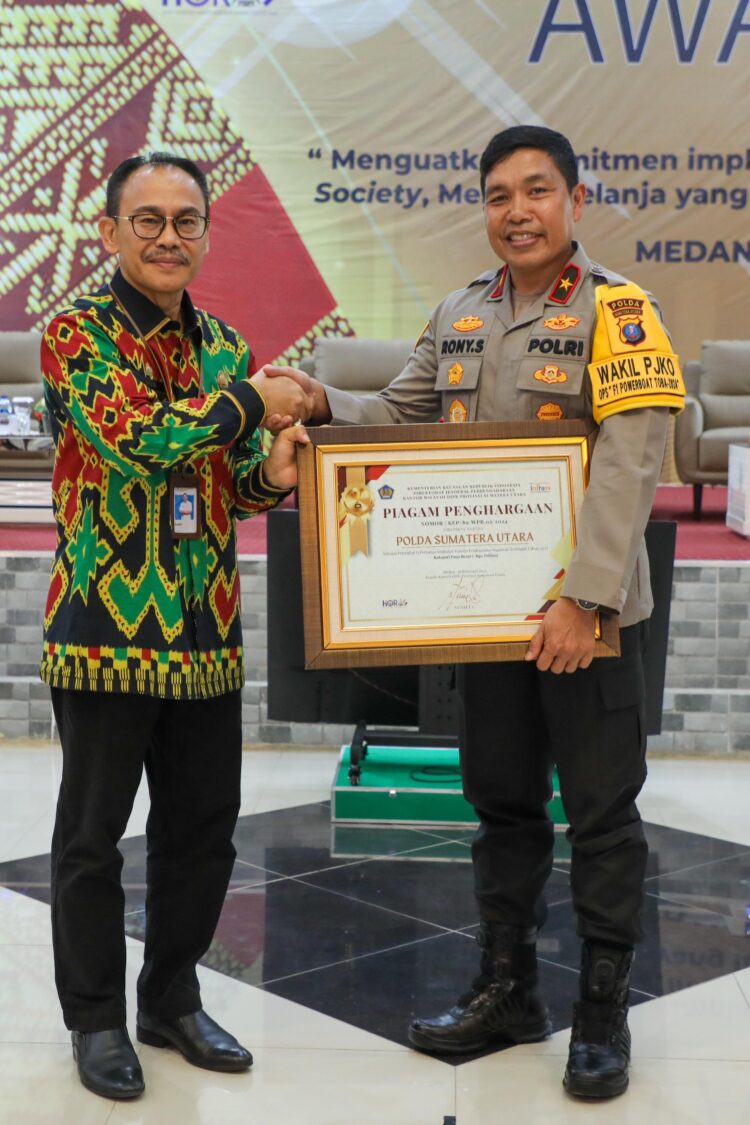 TERIMA PENGHARGAAN: Wakapolda Sumut, Brigjen Pol. Rony Samtana, S.I.K., M.T.C.P menerima penghargaan nilai Indikator Kinerja Pelaksana Anggaran (IKPA) tertinggi yang diserahkan Kakanwil DJPB Provinsi Sumut Syaiful, SE
di Aula Rekreasi Gedung Keuangan Negara, Jalan Pangeran Diponegoro Kota Medan, Senin (4/3/2024).(Foto Dok/ Polda Sumut)