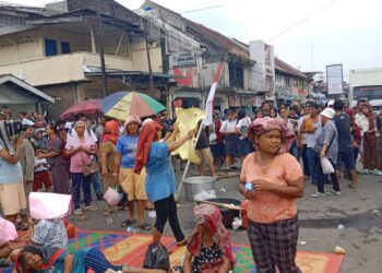 DEMO: Warga melakukan aksi demo dengan menutup jalan lintas Medan-Berastagi, Selasa (5/3/2024). (Ist)