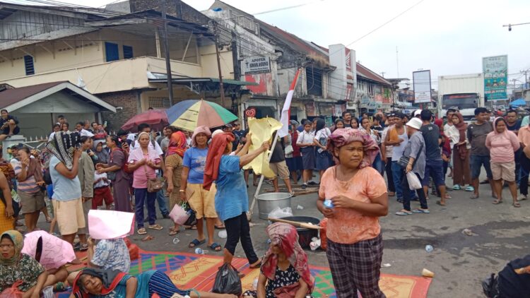 DEMO: Warga melakukan aksi demo dengan menutup jalan lintas Medan-Berastagi, Selasa (5/3/2024). (Ist)