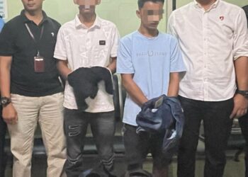 DIAMANKAN: 2 calon penumpang (ditengah) bersama Kasat Narkoba Polresta Deliserdang, Kompol Sebastian Ramahadim Saurman Saragih SSos SIK (kanan), saat hendak diamankan ke Mapolresta Deliserdang, Senin (4/3/2024) malam, di Bandara Kualanamu. (Foto.Dok/Bandara Kualanamu).