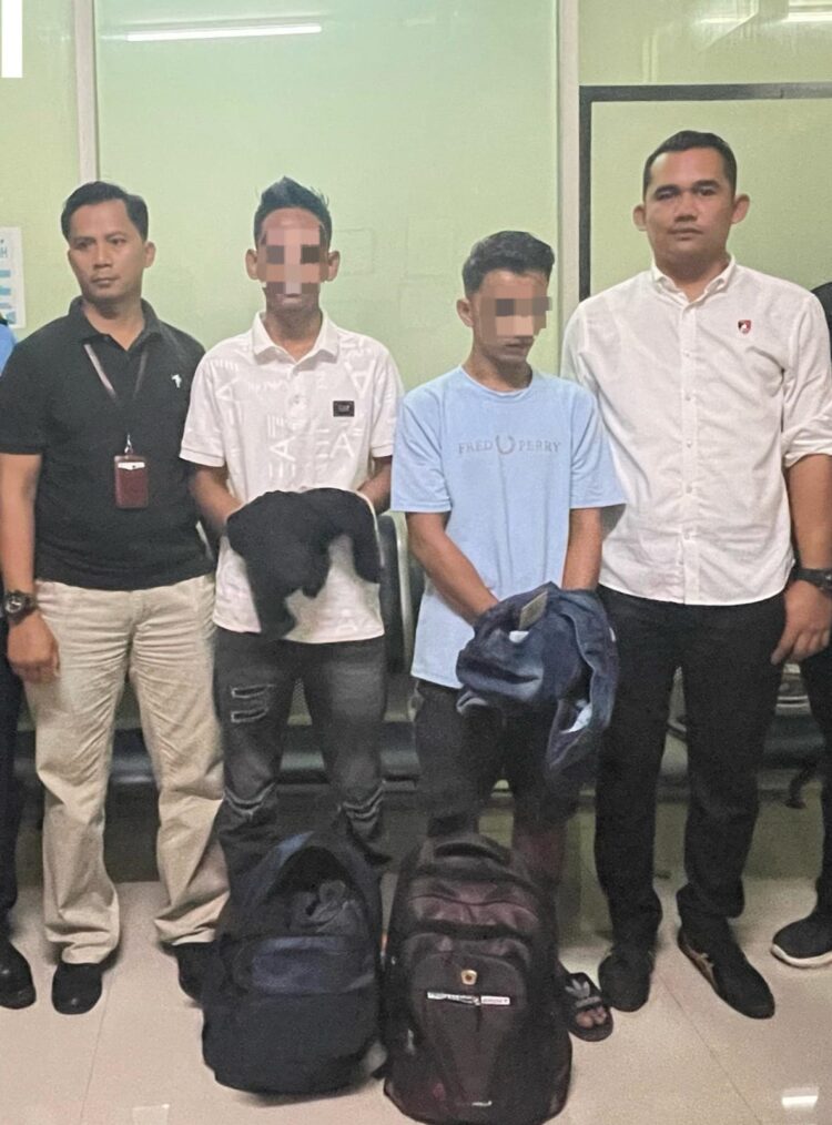 DIAMANKAN: 2 calon penumpang (ditengah) bersama Kasat Narkoba Polresta Deliserdang, Kompol Sebastian Ramahadim Saurman Saragih SSos SIK (kanan), saat hendak diamankan ke Mapolresta Deliserdang, Senin (4/3/2024) malam, di Bandara Kualanamu. (Foto.Dok/Bandara Kualanamu).