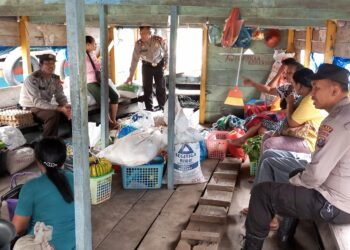 Kapolsek Palipi AKP Parlindungan Sinaga, bersama dengan 3 personel Polsek Palipi, melaksanakan patroli dialogis kepada masyarakat Kec. Sitio-tio yang hendak menuju Pasar Onan Mogang Desa Pallombuan di Kecamatan Palipi
