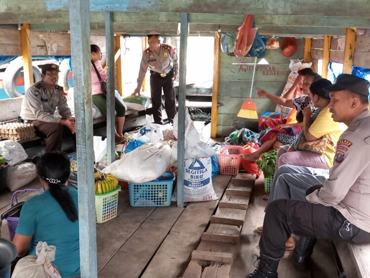 Kapolsek Palipi AKP Parlindungan Sinaga, bersama dengan 3 personel Polsek Palipi, melaksanakan patroli dialogis kepada masyarakat Kec. Sitio-tio yang hendak menuju Pasar Onan Mogang Desa Pallombuan di Kecamatan Palipi