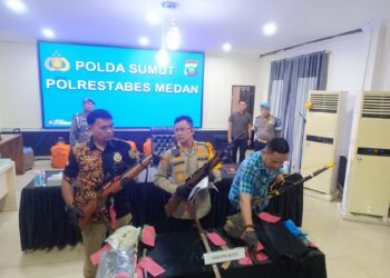 TUNJUKKAN: Kapolrestabes Medan Kombes Pol Teddy John Marbun didampingi Kasat Reskrim Kompol Jamakita Purba menunjukkan senapan angin dan barang bukti lainnya yang dilakukan kelima pelaku melakukan penyerangan terhadap sopir truk, di Mapolrestabes, Selasa (5/3/2024).(Foto Dok/ Polrestabes)