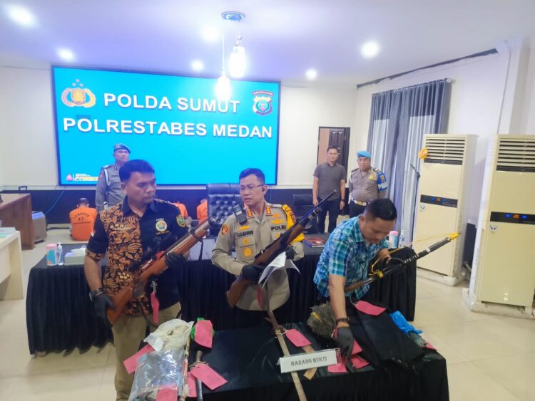 TUNJUKKAN: Kapolrestabes Medan Kombes Pol Teddy John Marbun didampingi Kasat Reskrim Kompol Jamakita Purba menunjukkan senapan angin dan barang bukti lainnya yang dilakukan kelima pelaku melakukan penyerangan terhadap sopir truk, di Mapolrestabes, Selasa (5/3/2024).(Foto Dok/ Polrestabes)