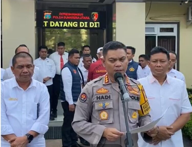 BERI KETERANGAN: Kabid Humas Polda Sumut, Kombes Pol Hadi Wahyudi memberi keterangan pengungkapan mafia beras bulog, Senin (4/3/2024) di Mapolda Sumut. (Foto Dok/ Polda Sumut)