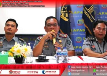 Kegiatan ini berlangsung di aula rapat Lapas Kelas IIA Pematangsiantar. Selain dihadiri langsung oleh Kalapas, M. Pithra Jaya Saragih, pejabat structural berserta seluruh pegawai lapas Pematangsiantar juga turut menghadiri di ruang rapat.
