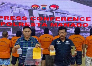 Kapolresta Manado Kombes Pol Julianto Sirait melalui Kasat Narkoba AKP Hilman Muthalib didampinggi Kasi Humas Ipda Agus Haryono pada saat Press Release yang dilaksanakan pada Selasa (5/3/2024)