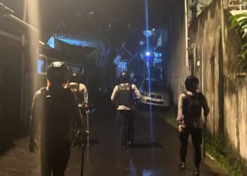 Polresta Manado berhasil meredakan situasi keributan yang terjadi di Kelurahan Banjer, Lingkungan 4, Kecamatan Tikala. Laporan yang masuk melalui call center darurat 112/110 pada pukul 03.17 WITA, mendapat respons sigap dari Patroli Rayon Polsek Tikala dan tim Reaksi Cepat Terpadu (ROTR), meskipun tanpa keterlibatan kaling setempat, Selasa (5/3/2024).