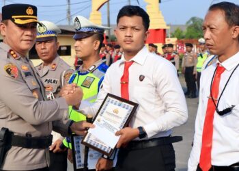 BERI PENGHARGAAN: Kapolres Pelabuhan Belawan AKBP Janton Silaban memberikan penghargaan kepada salah seorang personel berprestasj, Rabu (6/3/2024).(Foto Dok/Polres Belawan)