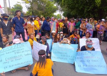 NB: Diamanta Sembiring - DESAK: Puluhan nande-nande berasal dari kawasan Kecamatan Pancurbatu, Deliserdang menggelar aksi demo di depan Polrestabes Medan dan mendesak polisi agar oknum salah satu Ketua OKP berinisial DS yang ditangkap atas kasus dugaan penembakan sopir dan pelemparan mobil truk dibebaskan, Rabu (6/3/2024).(Ist)