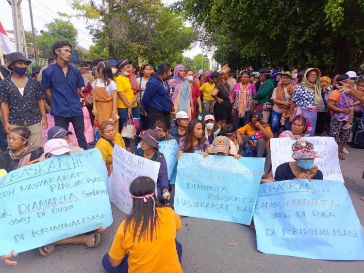 NB: Diamanta Sembiring - DESAK: Puluhan nande-nande berasal dari kawasan Kecamatan Pancurbatu, Deliserdang menggelar aksi demo di depan Polrestabes Medan dan mendesak polisi agar oknum salah satu Ketua OKP berinisial DS yang ditangkap atas kasus dugaan penembakan sopir dan pelemparan mobil truk dibebaskan, Rabu (6/3/2024).(Ist)