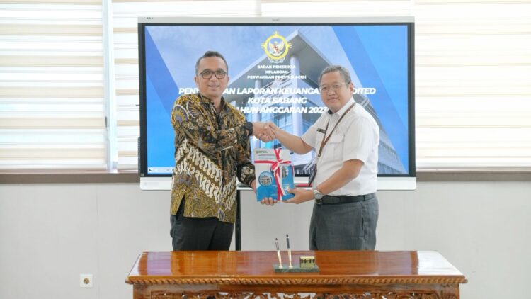 Pj Wali Kota Sabang, Reza Fahlevi, menyerahkan Laporan Keuangan Pemerintah Kota Sabang Tahun Anggaran 2023 (Unaudited) kepada Badan Pemeriksa Keuangan (BPK) Republik Indonesia Perwakilan Aceh. Penyerahan LKPD ini diterima langsung oleh Kepala BPK RI Perwakilan Aceh Rio Tirta, di Gedung BPK-RI Perwakilan Aceh, Banda Aceh, rabu (6/3).