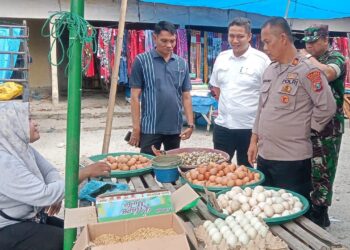 MONITORING HARGA : Kapolsek Telukmengkudu AKP Sugiono bersama Camat Rizky Abdullah Nasution dan Danramil 09/TM Kapten Inf Selamet Hidayat monitoring harga dan ketersediaan bahan pokok di Pasar Rakyat Telukmengkudu, Rabu (6/3/2024). (Foto Dok/Humas Polres)