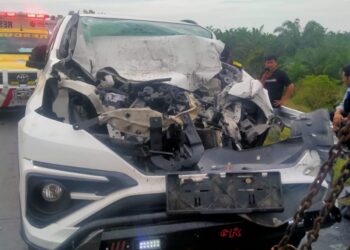 EVAKUASI: Mobil minibus yang mengalami lakalantas di Jalan Tol Sergai tampak ringsek saat dievakuasi untuk diamankan ke Unit Gakkum Satlantas Polres Sergai, Rabu (6/3/2023). (Foto Dok/Humas Polres)