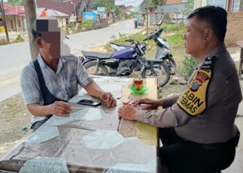 Kapolsek Pangururan AKP Marlen Sitanggang menyerahkan surat pengaduan dari masyarakat desa Hutabolon Kecamatan Pangururan Kabupaten Samosir yang diterima oleh Polsek Pangururan pada hari Rabu siang tanggal 6 Maret 2024. Surat tersebut kemudian diserahkan kepada Bhabinkamtibmas Aiptu HL Situmorang pada tanggal 7 Maret 2023.