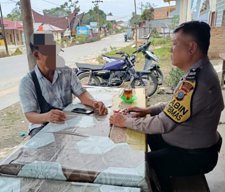 Kapolsek Pangururan AKP Marlen Sitanggang menyerahkan surat pengaduan dari masyarakat desa Hutabolon Kecamatan Pangururan Kabupaten Samosir yang diterima oleh Polsek Pangururan pada hari Rabu siang tanggal 6 Maret 2024. Surat tersebut kemudian diserahkan kepada Bhabinkamtibmas Aiptu HL Situmorang pada tanggal 7 Maret 2023.