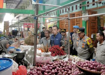 Pj Wali Kota Sabang Reza Fahlevi bersama Kapolres Sabang AKBP Erwan melakukan inspeksi mendadak (Sidak) ke pasar tradisional Kota Sabang.