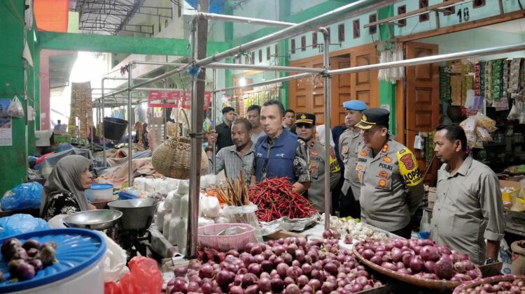 Pj Wali Kota Sabang Reza Fahlevi bersama Kapolres Sabang AKBP Erwan melakukan inspeksi mendadak (Sidak) ke pasar tradisional Kota Sabang.