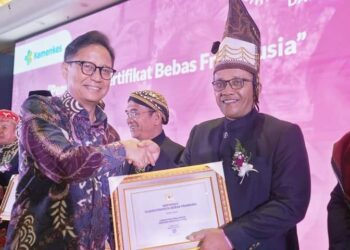 Sertifikat ini diterima oleh Bupati Simalungun diwakili Kadis Kesehatan Edwin Tony SM Simanjuntak yang diserahkan langsung oleh Menteri Kesehatan RI Budi Gunadi Sadikin. Penyerahan Sertifikat ini berlangsung di acara Hari NTD Sedunia (Neglected Tropical Diseases) di Hotel Grand Sahid Jaya Jakarta, Rabu (6/3/2024).