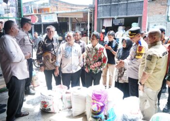 Penjabat (Pj) Bupati Nagan Raya Fitriany Farhas, AP, S,Sos., M.Si diwakili Sekretaris Daerah (Sekda) Ir. H. Ardimartha dan Forkopimda beserta Tim Pengendalian Inflasi Daerah (TPID) melakukan inspeksi mendadak (sidak) ke sejumlah pasar dalam wilayah setempat, Kamis (7/3/2024).