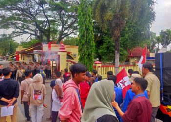 AKSI DEMO: Massa dari Cipayung Plus menggelar aksi demo di depan Mapolda Sumut, Kamis (7/3/2024) siang. (Foto Dok/ T77)