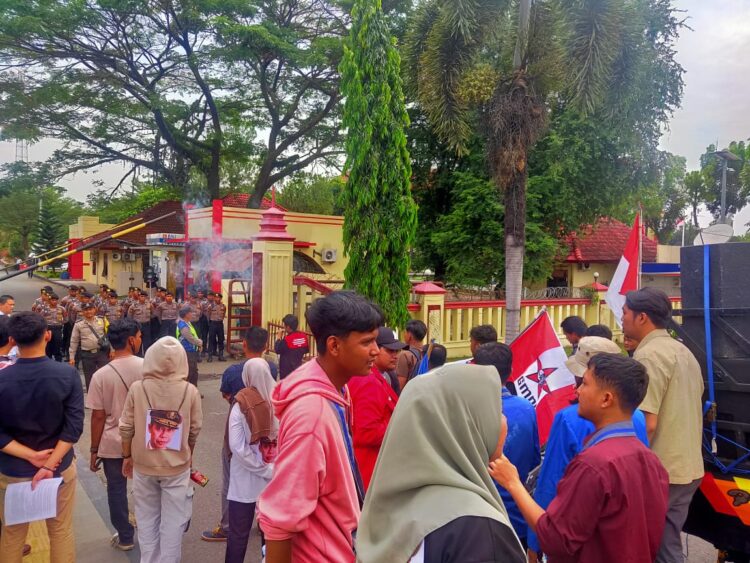AKSI DEMO: Massa dari Cipayung Plus menggelar aksi demo di depan Mapolda Sumut, Kamis (7/3/2024) siang. (Foto Dok/ T77)