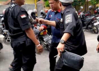 DIPUKUL: Pelaku MD memukul korban, Surya di area parkir Hotel GA Jalan Sisingamangaraja Medan, Selasa (27/2/2024). (Foto Dok/Screenshoot)