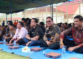 Kalapas Pematangsiantar, M. Pithra Jaya Saragih bersama Pegawai Lapas Pematangsiantar berkumpul bersama dengan seluruh warga binaan Lapas Pematangsiantar di Lapangan terbuka blok hunian Lapas Pematangsiantar.