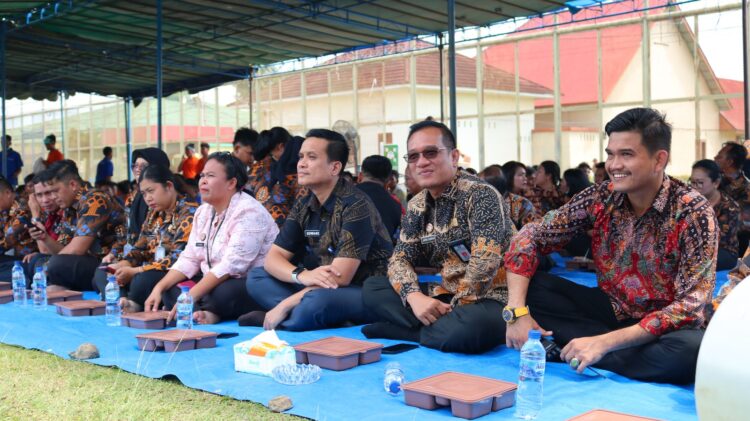 Kalapas Pematangsiantar, M. Pithra Jaya Saragih bersama Pegawai Lapas Pematangsiantar berkumpul bersama dengan seluruh warga binaan Lapas Pematangsiantar di Lapangan terbuka blok hunian Lapas Pematangsiantar.