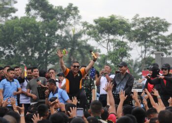 GEMBIRA: Kapolda Sumut Irjen Pol Agung Setya Imam Effendi bergembira pada giat olahraga jalan santai bersama TNI/ Polri di Makosek I Medan Lanud Soewondo, Jumat (8/3/2024) pagi. (Foto Dok/ Polda Sumut)
