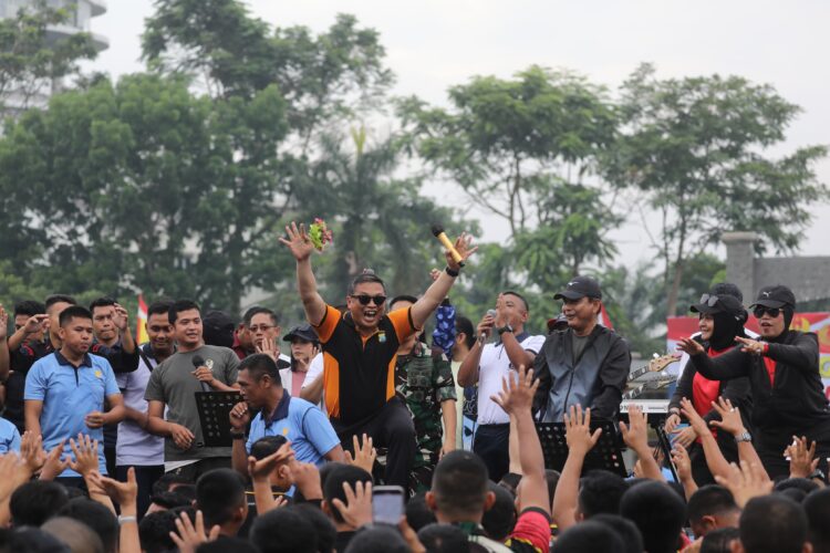 GEMBIRA: Kapolda Sumut Irjen Pol Agung Setya Imam Effendi bergembira pada giat olahraga jalan santai bersama TNI/ Polri di Makosek I Medan Lanud Soewondo, Jumat (8/3/2024) pagi. (Foto Dok/ Polda Sumut)