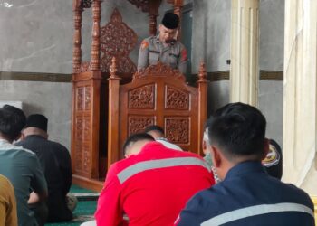 Personil Polres Samosir yang beragama Islam turut serta dalam ibadah di Mesjid Al-Hasanah Pangururan, Jl. Danau Toba Kel. Pasar Pangururan Kec. Pangururan Kab. Samosir. Jumat, (08/03/2023) Pukul 12.39 WIB.