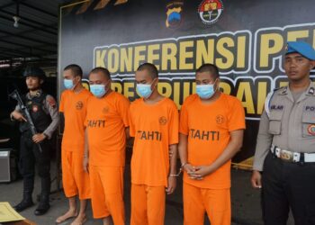 Polres Purbalingga berhasil mengungkap kasus pembunuhan yang korbannya ditemukan di Sungai Serayu, Desa Kembangan, Kecamatan Bukateja, Kabupaten Purbalingga pada pertengahan Februari 2024. Empat tersangka diamankan berikut barang buktinya.