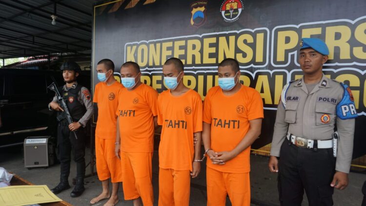 Polres Purbalingga berhasil mengungkap kasus pembunuhan yang korbannya ditemukan di Sungai Serayu, Desa Kembangan, Kecamatan Bukateja, Kabupaten Purbalingga pada pertengahan Februari 2024. Empat tersangka diamankan berikut barang buktinya.
