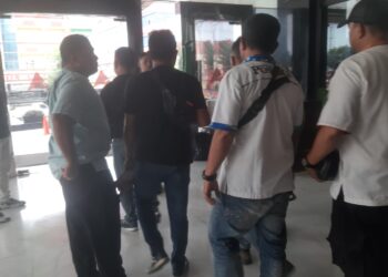 DIBOYONG: MB pelaku penganiayaan terhadap jukir Hotel GA, Surya diboyong ke Mapolsek Medan Kota usai ditangkap di lobi Hotel GA Jalan Sisingamangaraja Medan, Jumat (8/3/2024). (Foto: Dok/T77)