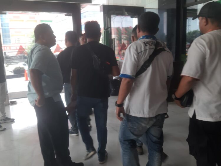 DIBOYONG: MB pelaku penganiayaan terhadap jukir Hotel GA, Surya diboyong ke Mapolsek Medan Kota usai ditangkap di lobi Hotel GA Jalan Sisingamangaraja Medan, Jumat (8/3/2024). (Foto: Dok/T77)