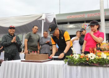 POTONG KUE: Kapolda Sumut, Irjen Pol Agung Setya Imam Effendi memotong kue ulang tahun yang diterima dari prajurit TNI usai berolahraga bersama di Makosek Hanudnas II, Lanud Soewondo, Jumat (8/3/2024). (Foto Dok/ Polda Sumut)